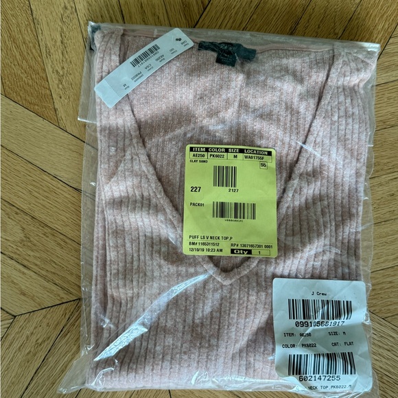 NWT J.Crew Puff-Sleeve V-Neck Top in Soft Rib - Picture 2 of 3